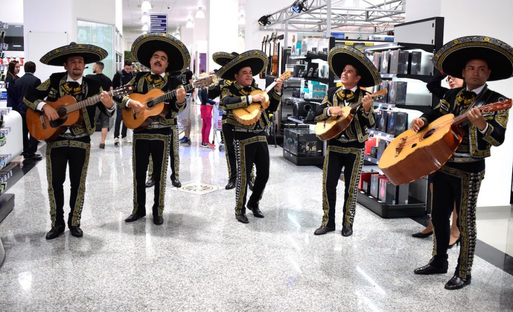 Musicos paraguios no Shopping China