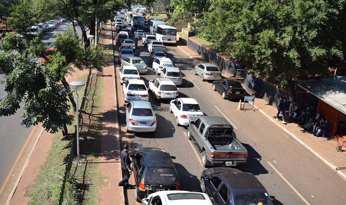 Taxistas paraguaios pedem maior fiscalização para taxistas brasileiros em Ciudad del Este