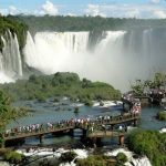 Visita de turistas brasileiros cresceu quase 22% neste ano na divisa com o Paraguai