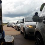 Gasolina a R$ 2,65 leva centenas de brasileiros para o Paraguai